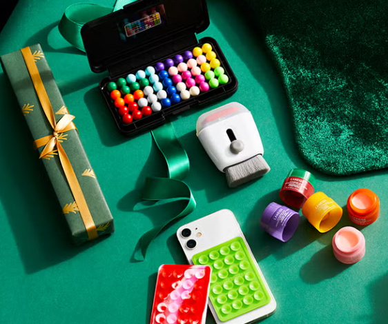 8 Perfect Stocking Stuffers for Fashion Lovers