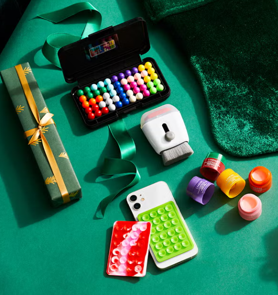 8 Perfect Stocking Stuffers for Fashion Lovers