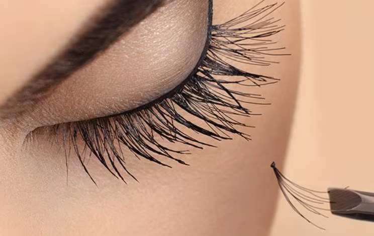 The Benefits and Drawbacks of Eyelash Extensions