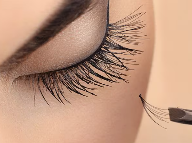 The Benefits and Drawbacks of Eyelash Extensions
