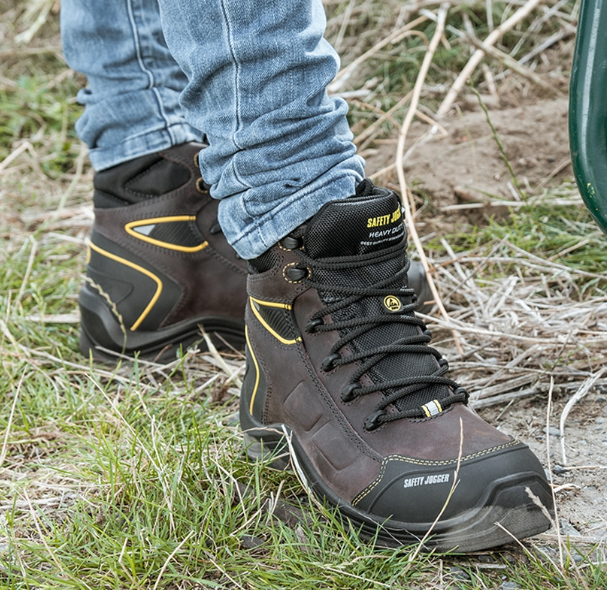 High-Cut vs Low-Cut Safety Footwear: Which One is Right for You?